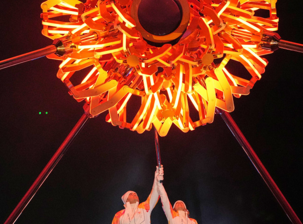 Alberto Tomba, Debora Kompanjoni i Sofija Gođa upalili olimpijski plamen