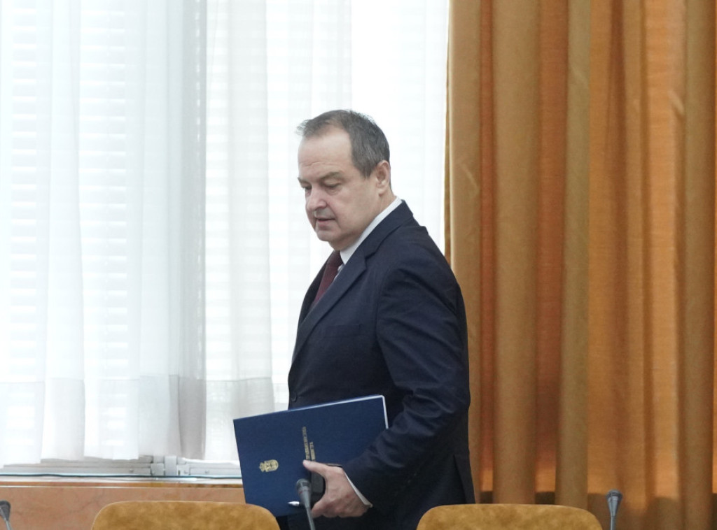 Dačić: Uhapšen i treći osumnjičeni za bacanje ručne bombe u dvorište kuće Zdravka Čolića