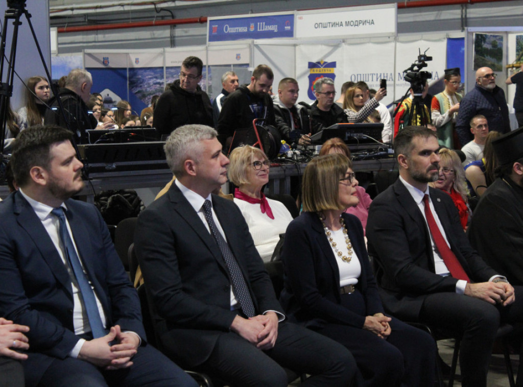 Gojković i Basta prisustvovali defileu mladih sportista i folklora iz regiona