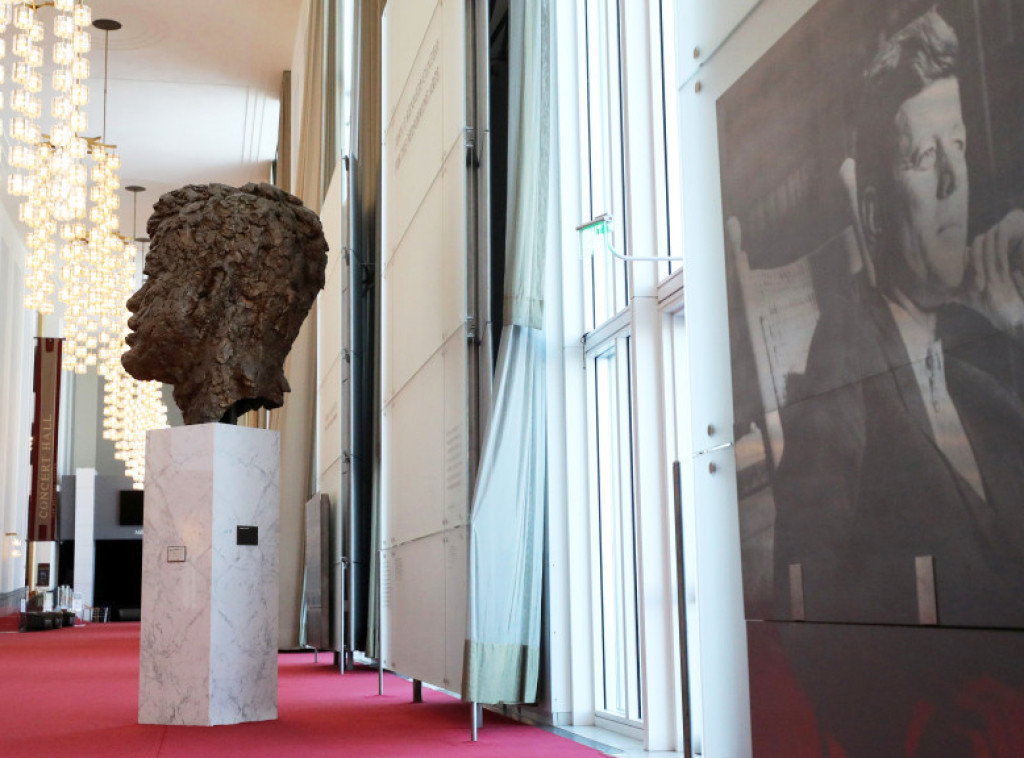 Džeki Kenedi 1964. godine izrazila zabrinutost zbog imenovanja Kenedi centra po DŽ. F. Kenediju