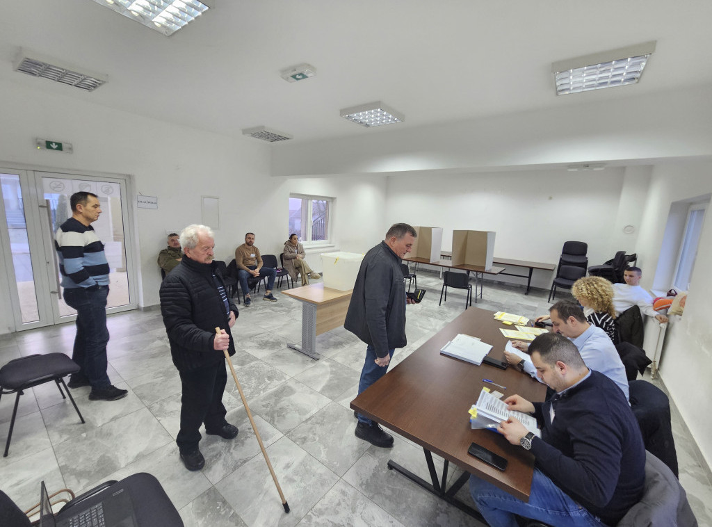 Otvorena birališta na ponovljenim izborima za predsednika RS, manji problemi u Doboju