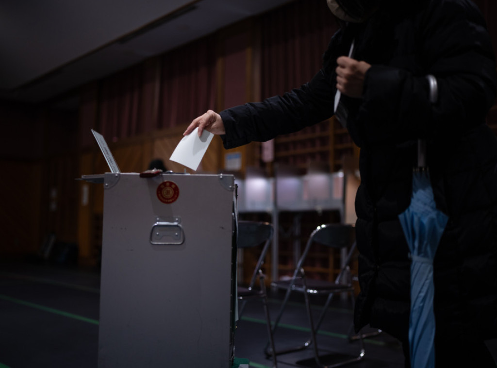 U Japanu počeli vanredni parlamentarni izbori, sneg otežava glasanje