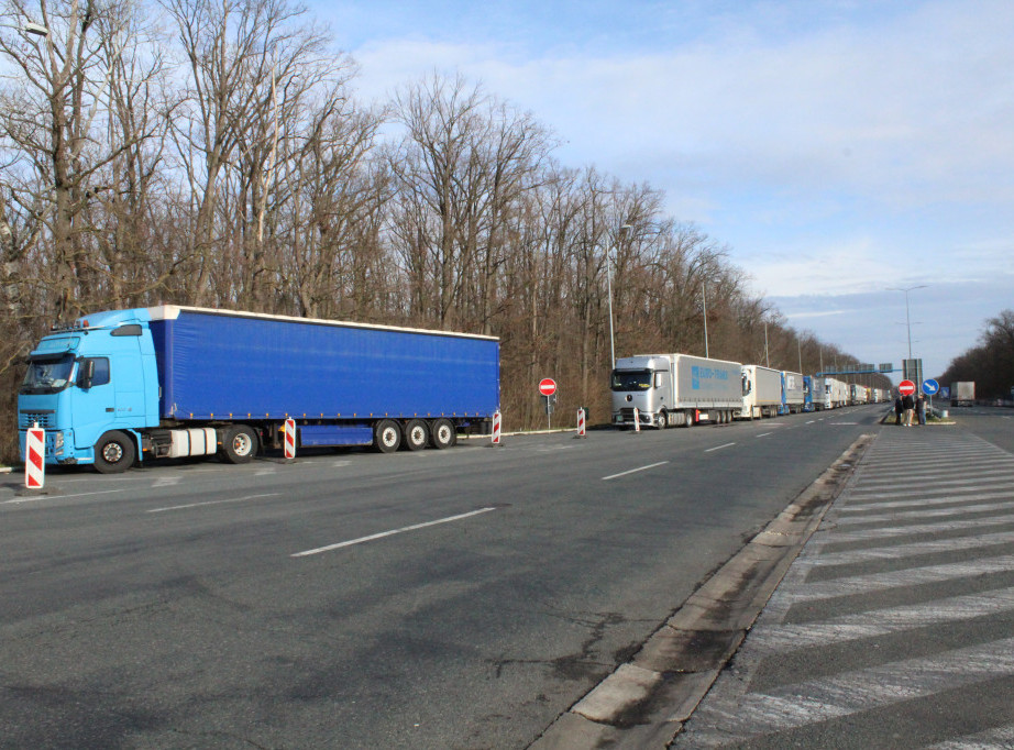 AMSS: Teretnjaci čekaju sat vremena na izlazu iz Srbije na graničnom prelazu Batrovci