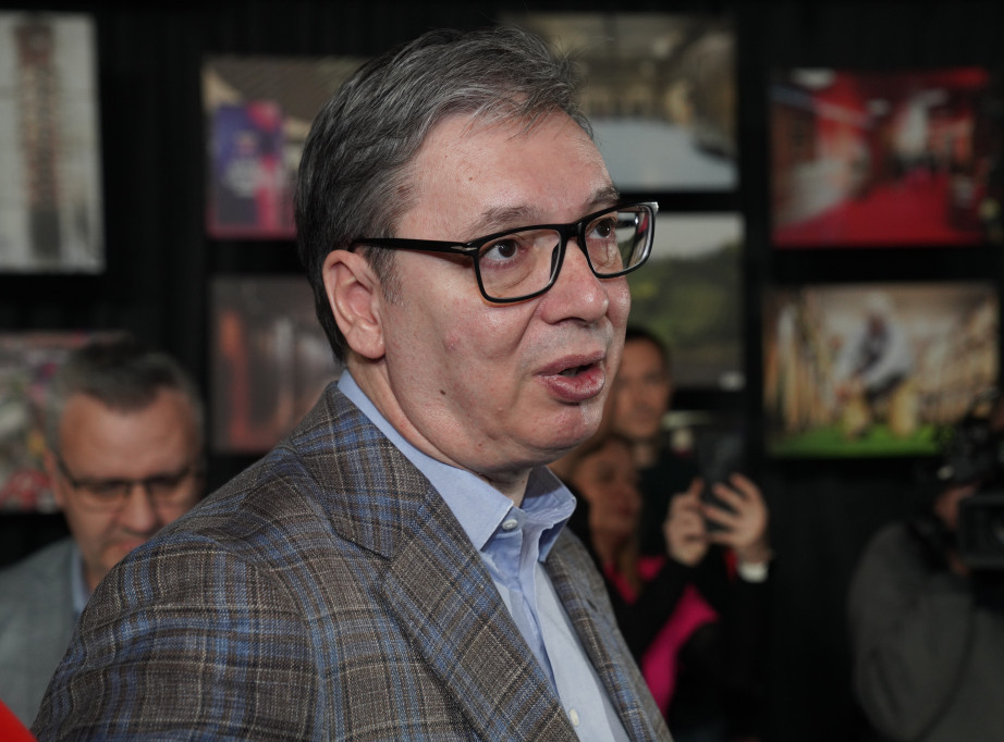 Vučić na dodeli rešenja za podsticaje proizvođačima vina, piva i jakih pića