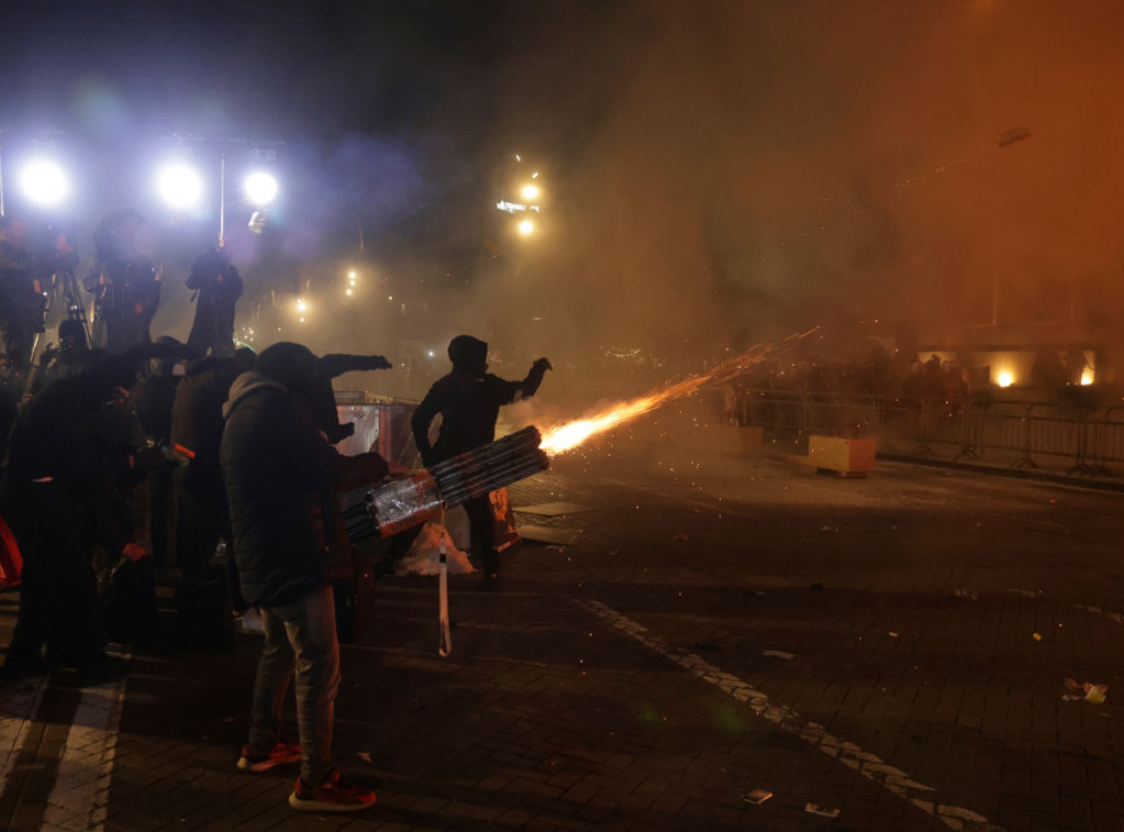 Sukob demonstranata i policije na protestu u Tirani, bacani Molotovljevi kokteli