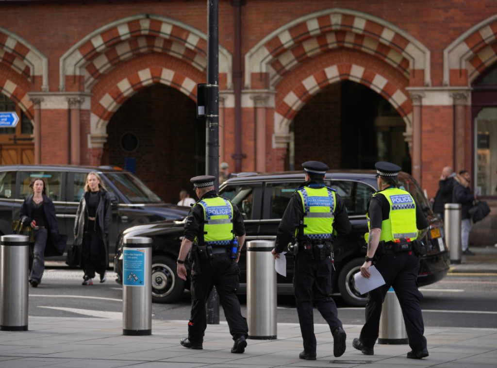 Van životne opasnosti dvojica dečaka izbodena u školi u Londonu