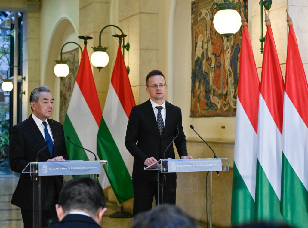 Šef kineske diplomatije Vang Ji danas u Budimpešti, sastaje se sa Sijartom