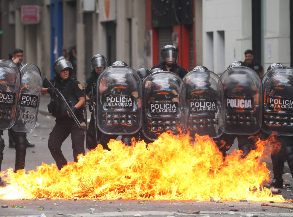 Sukobi ispred argentinskog Kongresa zbog reforme rada, uhapšeno više od 30 osoba
