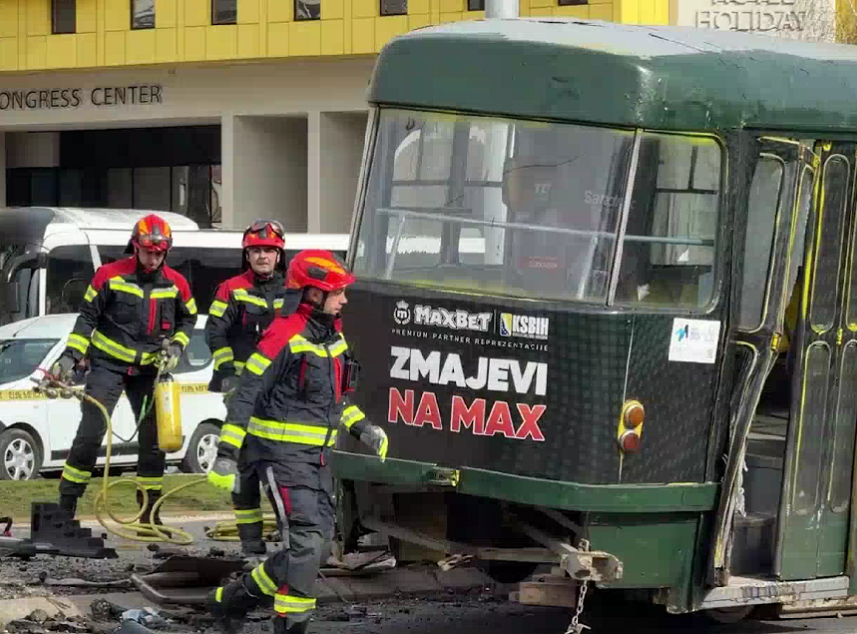 Sarajevo: Grupa studenata i učenika na tramvajskoj stanici
