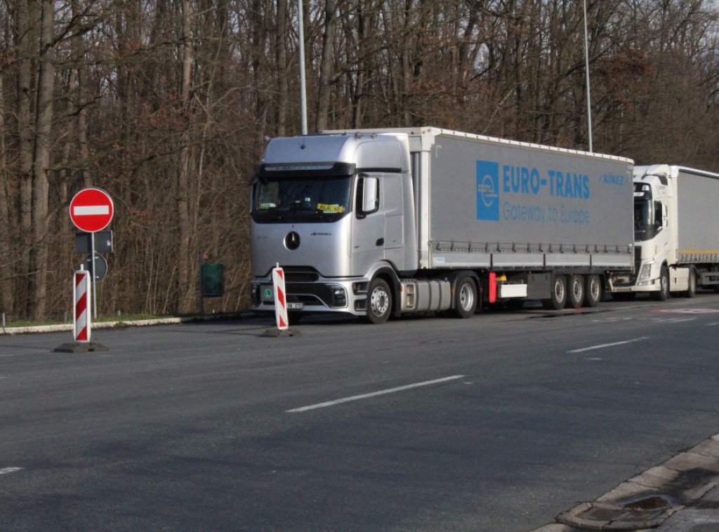 Teretnjaci čekaju pet sati na Batrovcima na izlazu iz Srbije