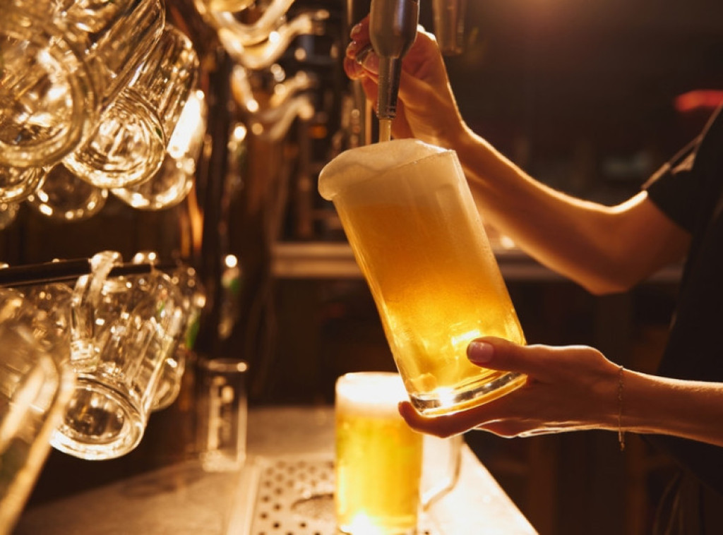 Proizvođač piva "badvajzer" i "stela" premašio prognoze o zaradi za četvrti kvartal