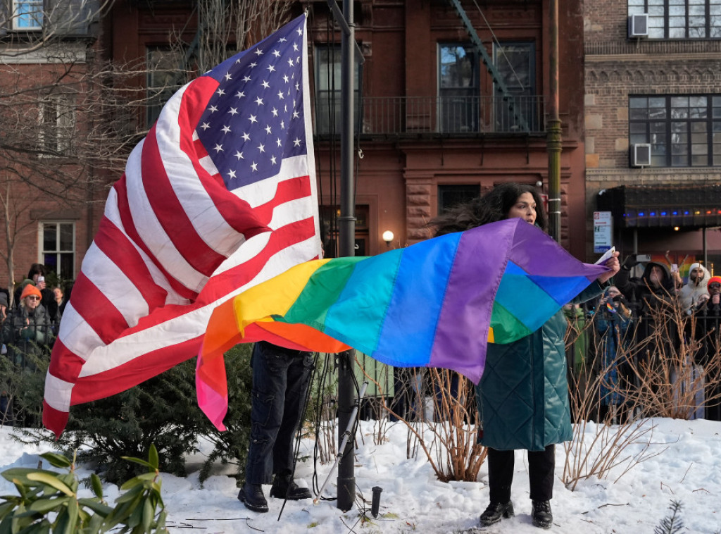 Zvaničnici Njujorka podigli LGBT zastavu, nakon što ju je administracija SAD uklonila