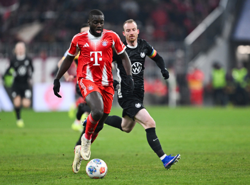 Francuski fudbaler Dajo Upamekano produžio ugovor sa Bajernom