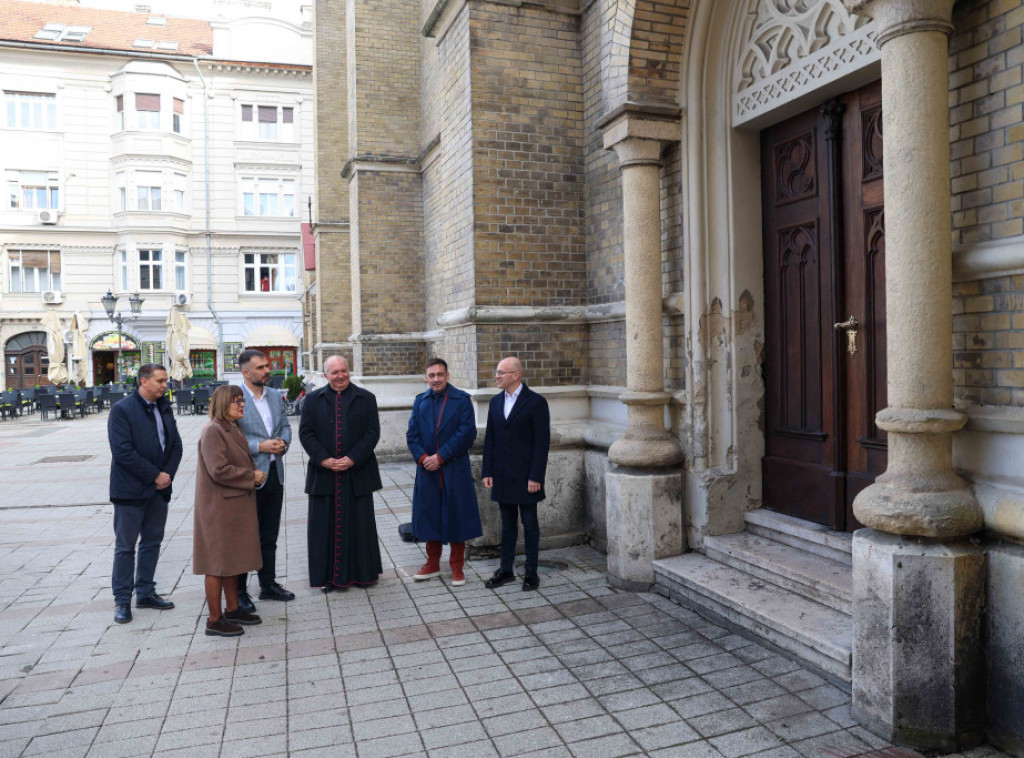 Gojkovićeva i Mićin obišli sanirana vrata na Rimokatoličkoj crkvi u Novom Sadu