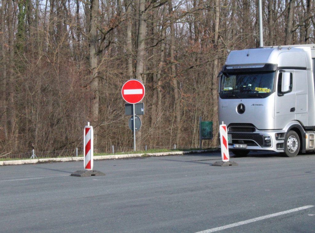 Teretnjaci na Batrovcima na izlazu iz Srbije čekaju pet sati, automobili pola sata
