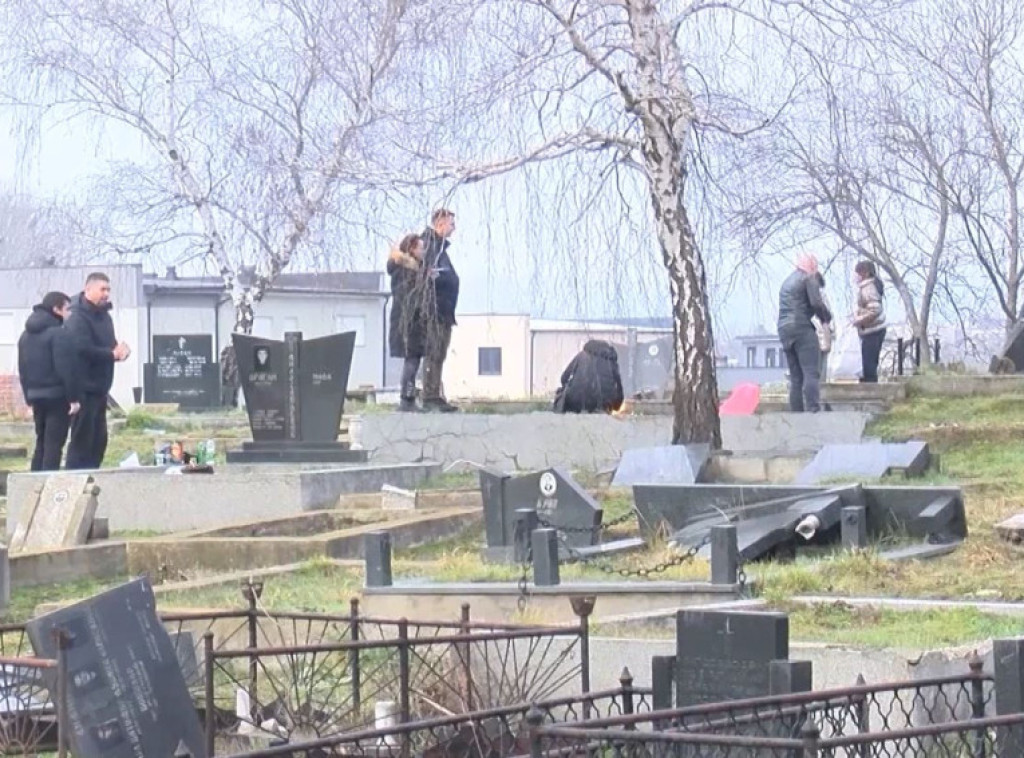 Srbi na Zadušnice obišli groblje u južnom delu Kosovske Mitrovice