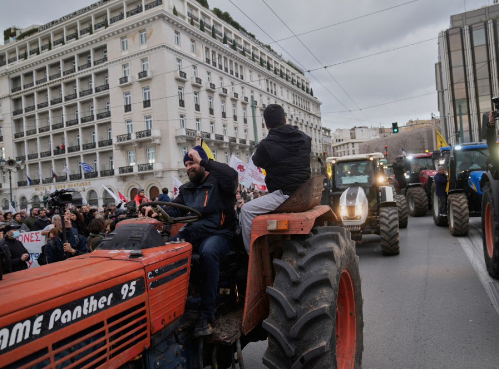 Poljoprivrednici u Grčkoj napuštaju Trg Sintagma, poručuju da će nastaviti borbu