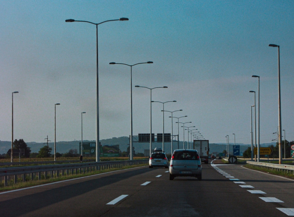 Putevi prvog prioriteta prohodni i bez snega, na ostalim pravcima sneg mestimično do pet centimetara