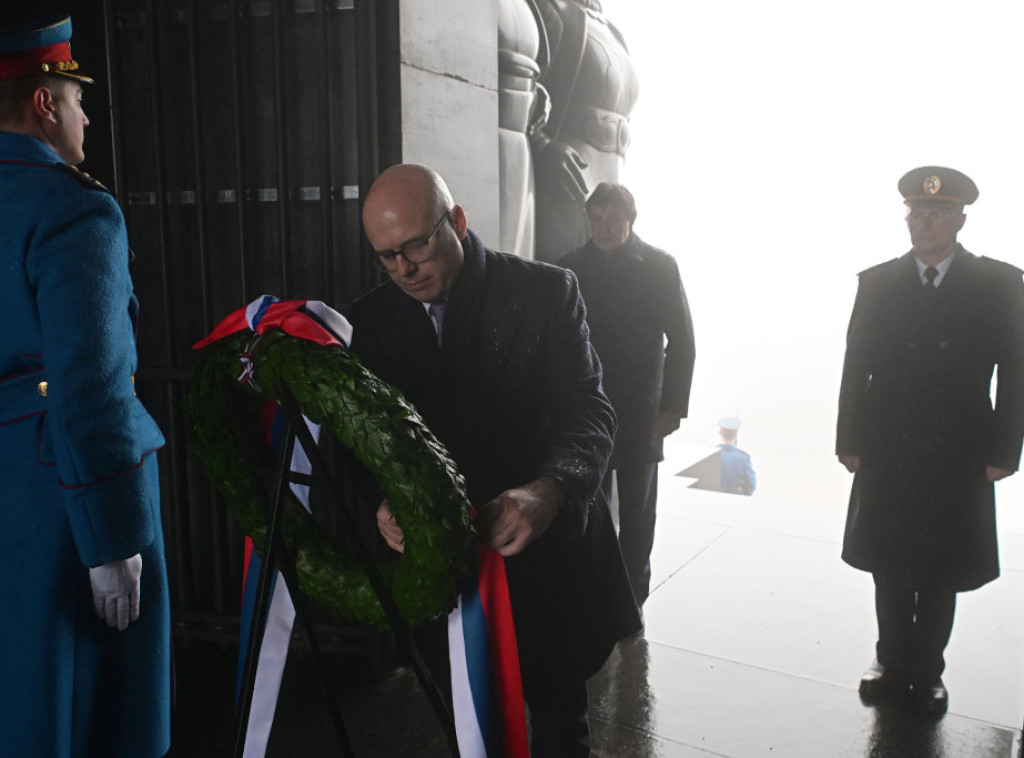 Miloš Vučević položio venac na Spomeniku neznanom junaku na Avali