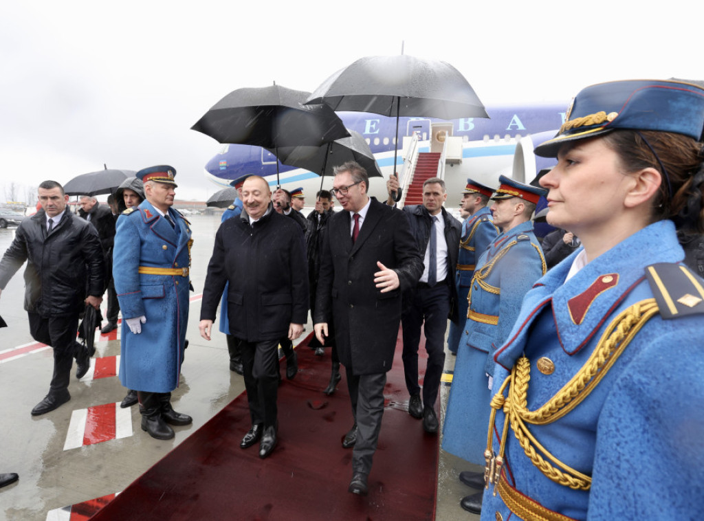 Vučić uz državne počasti dočekao Alijeva ispred Palate Srbija