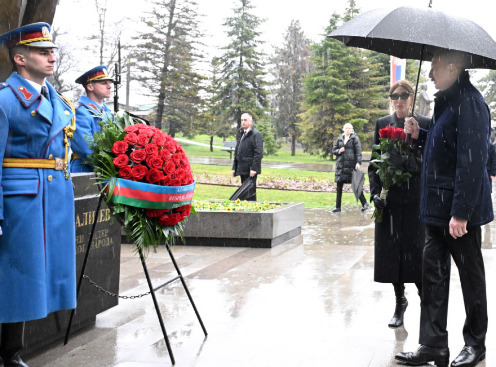 Predsednik Alijev položio venac na spomenik Hejdaru Alijevu u Tašmajdanskom parku