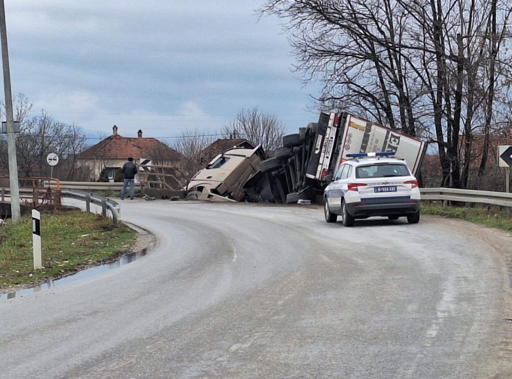 Čačak: Šleper sleteo sa magistrale, upao u reku Karaču