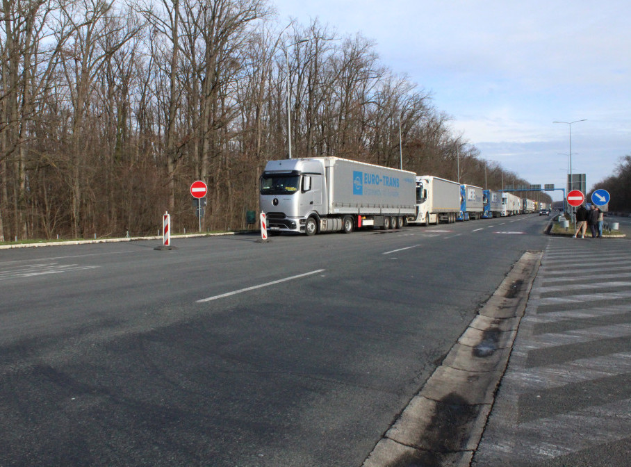 Automobili čekaju dva sata na prelazu Batrovci na izlazu iz Srbije, teretnjaci u Šidu čekaju pet sati