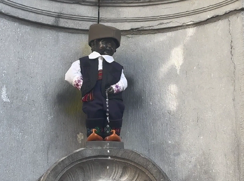 Brisel: Statua Maneken Pis u šumadijskoj narodnoj nošnji na Dan državnosti Srbije