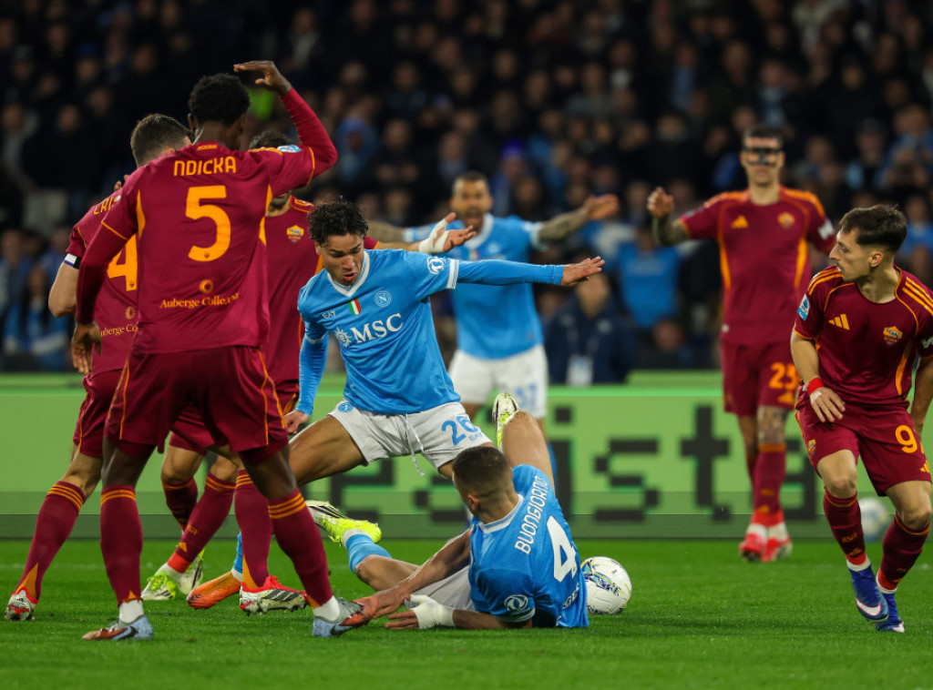 Fudbaleri Napolija i Rome odigrali nerešeno 2:2 u "derbiju sunca"