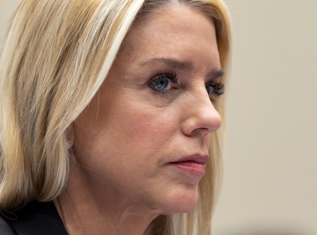 Pam Bondi: Objavljeni svi Epstinovi dosijei, sadrže više od 300 poznatih imena