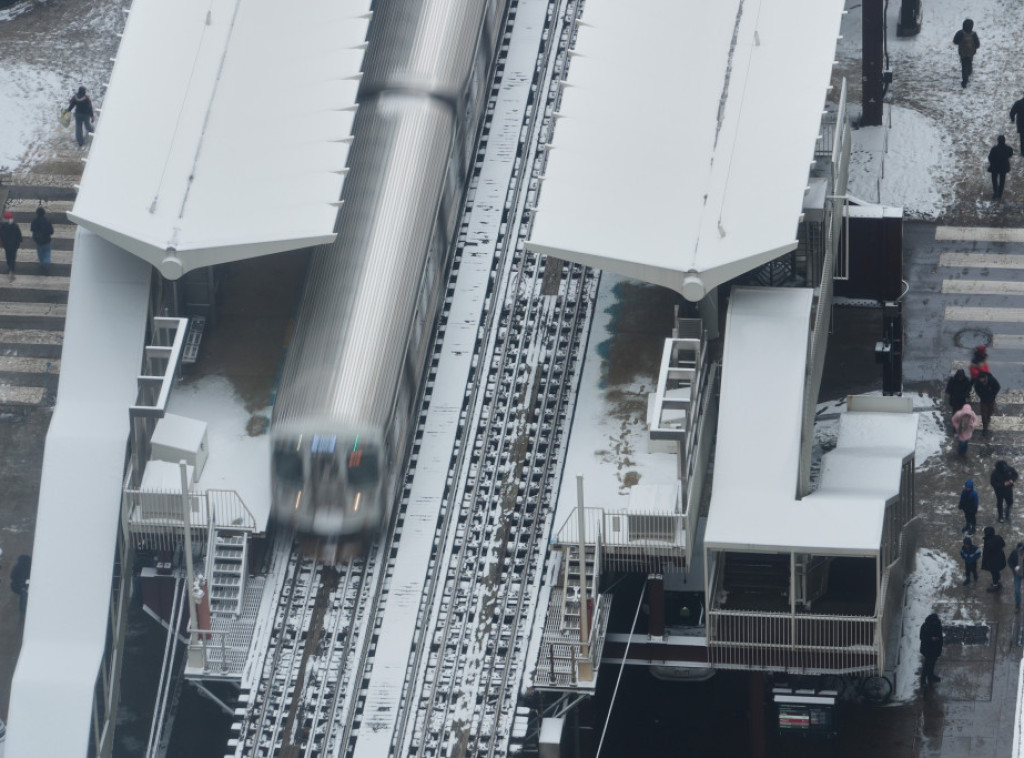 Voz iskočio iz šina zbog lavine u Švajcarskoj, sumnja se da ima više povređenih