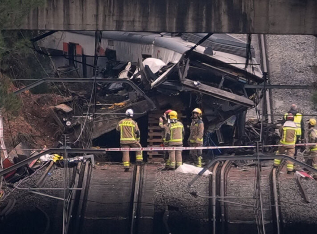 Voz iskočio iz šina zbog lavine u Švajcarskoj, nekoliko povređeno, 30 evakuisano