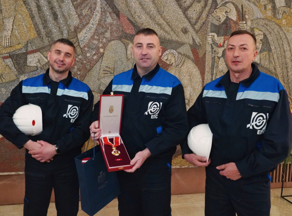 EPS: Vučić odlikovao bageristu koji je učestvovao u kopanju rekordne tone uglja