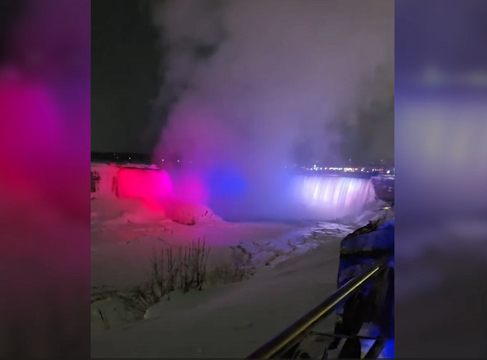 Nijagarini vodopadi u bojama srpske zastave povodom Dana državnosti Srbije