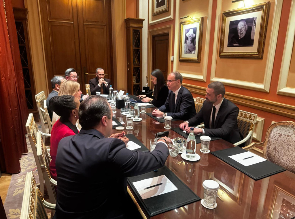 Premijer Macut u Atini sa ambasadorima koji na nerezidentnoj osnovi iz Atine pokrivaju Srbiju