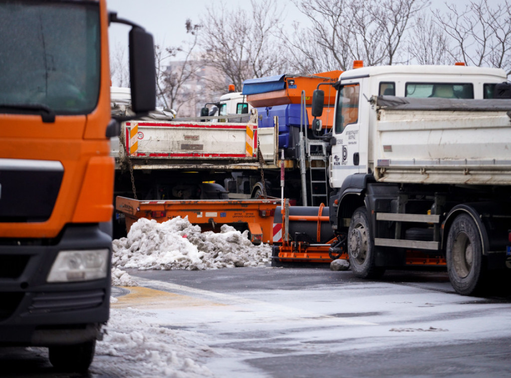 Zlatibor: Mećava donela 20 santimetara  novog snega, putari na terenu sa teškom mehanizacijom