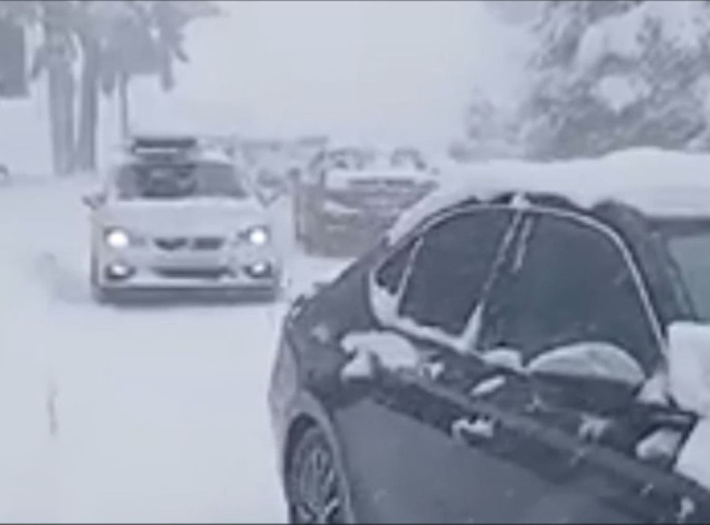 Zlatibor: Mećava donela 20 santimetara  novog snega, putari na terenu sa teškom mehanizacijom