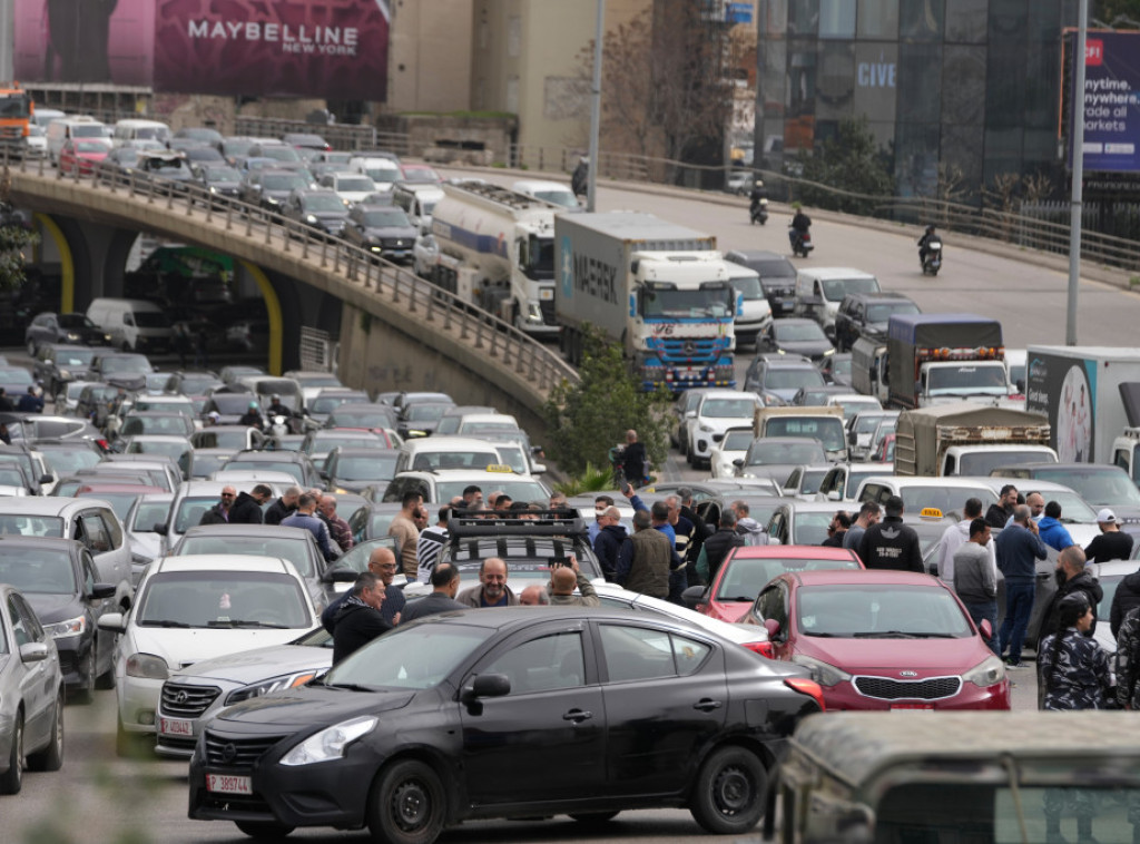 Bejrut: Demonstranti blokirali puteve nakon novih poreza koji povećavaju cene goriva