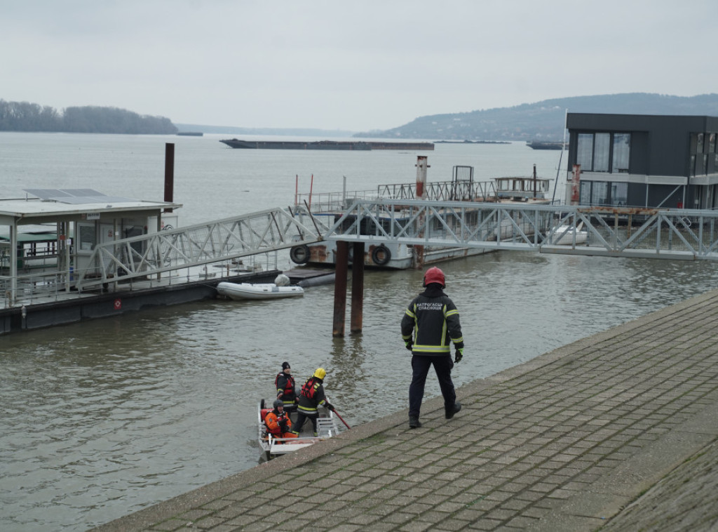 U toku izvlačenje vozila koje je upalo u Dunav na Adi Huji, vozač na bezbednom