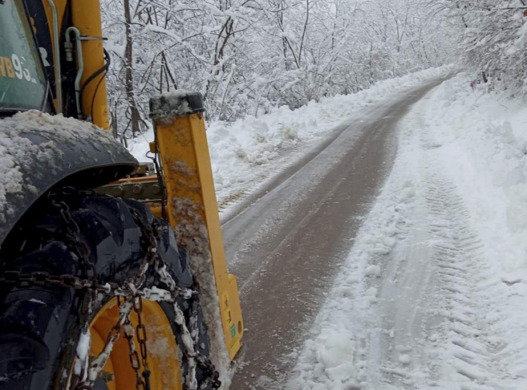 U mioničkoj opštini sedam ekipa čisti sneg, elektrosnabdevanje stabilno