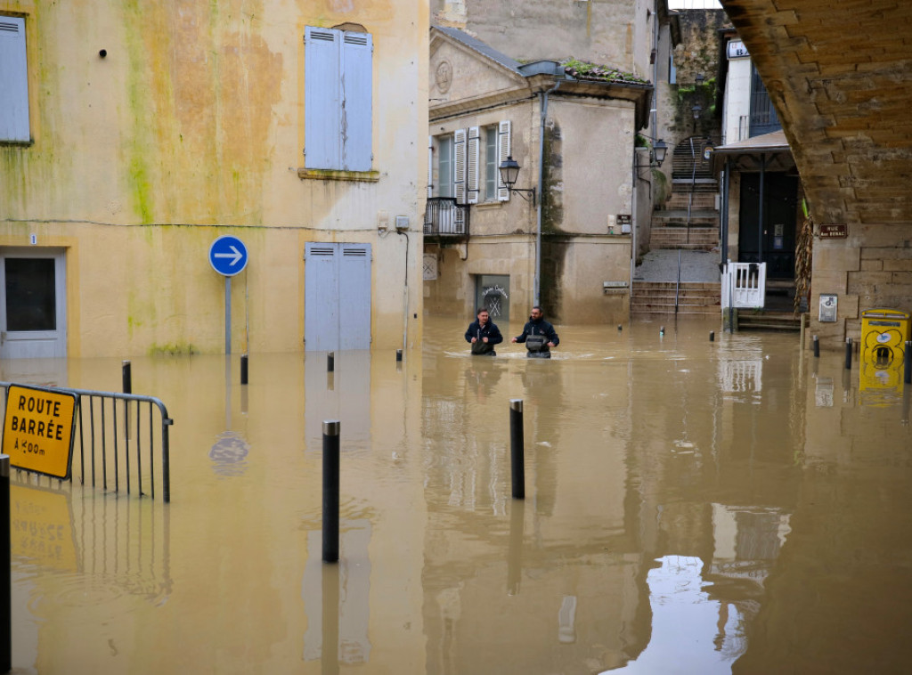Francuska: Četiri departmana i dalje pod crvenim upozorenjem na poplave, stiže nova oluja