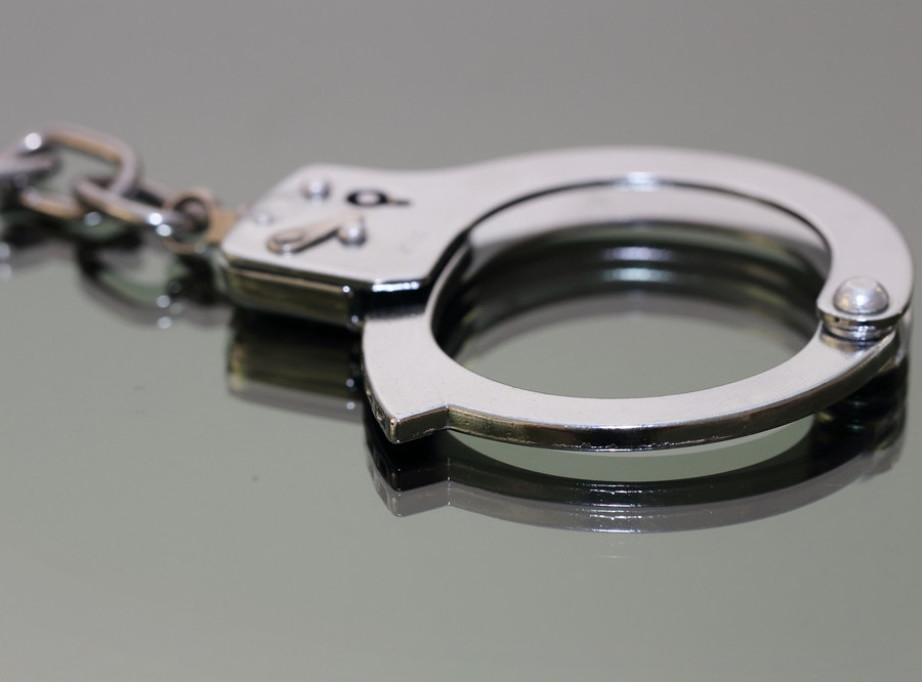 Uhapšeni zbog napada na aktivistu SNS-a u Ratarima, policija im oduzela palicu, municiju