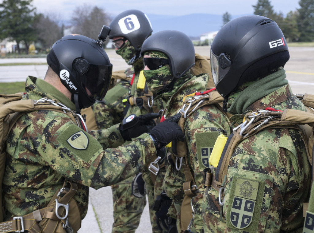 Obuka u 63. padobranskoj brigadi za skokove novim padobranom RA-1