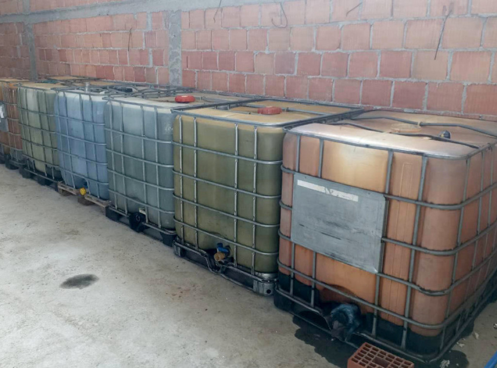 MUP: Uhapšen muškarac u čijem zakupljenom hangaru je pronađeno više od 34.000 litara naftnih derivata