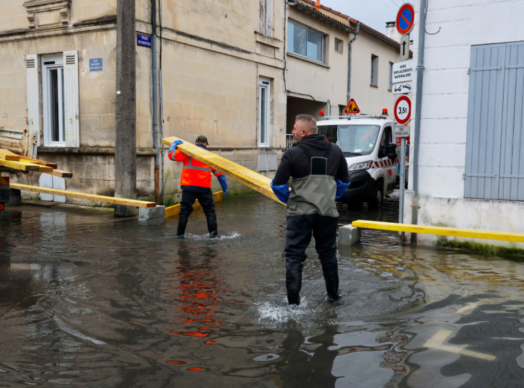 Evakuacija gradova i crveno upozorenje u tri departmana u Francuskoj zbog poplava