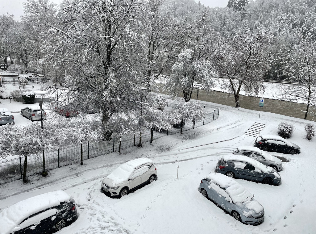 Zbog snežnog nevremena proglašena vanredna situacija na severoistoku Slovenije