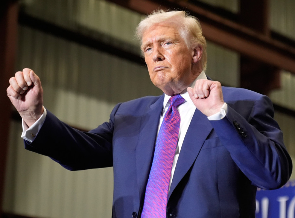 Transparent sa Trampovom slikom istaknut ispred Ministarstva pravde u Vašingtonu