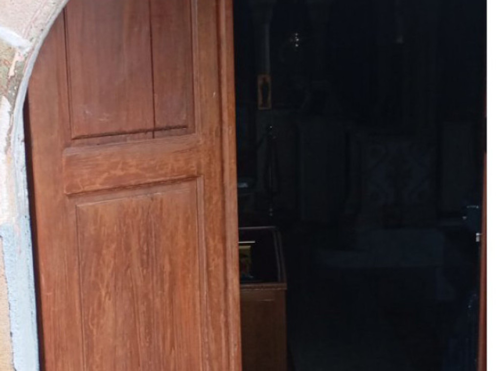 Na Crkvi Svetog Dimitrija u Dobrotinu obijena ulazna vrata i ukraden novac od priloga