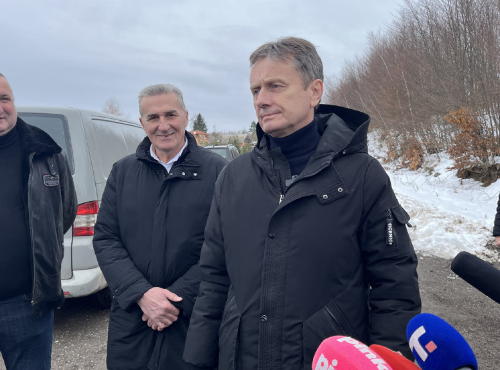 Darko Glišić obišao radove na obnovi vatrogasnog doma u selu Zaglavak