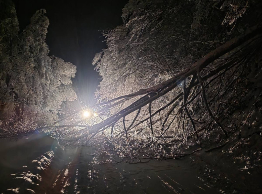 Sneg izazvao probleme na severu Hrvatske, cela Varaždinska županija ostala bez struje